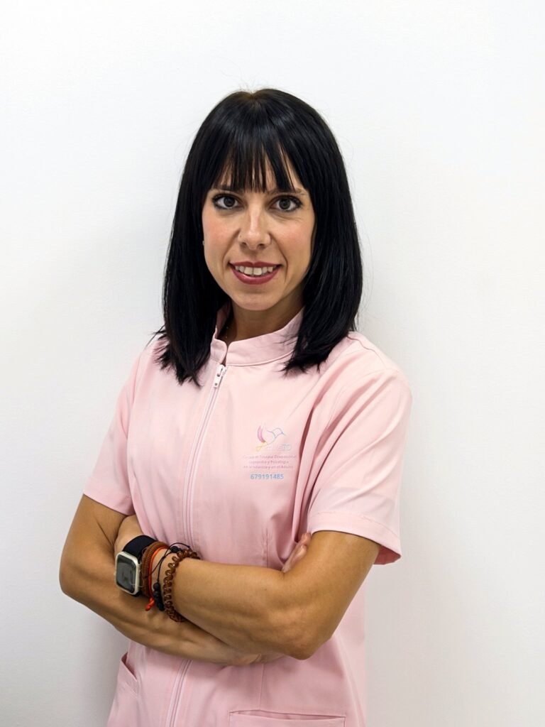 Laura Ortega de la Torre, terapeuta ocupacional, con el uniforme de amuleTO